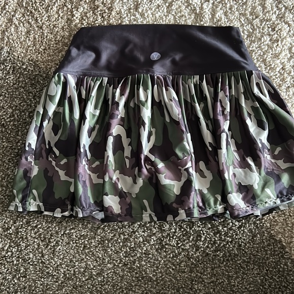Faye and Florie camo 13” tennis/golf/paddle shorts w built in shorts. size small - Picture 3 of 4